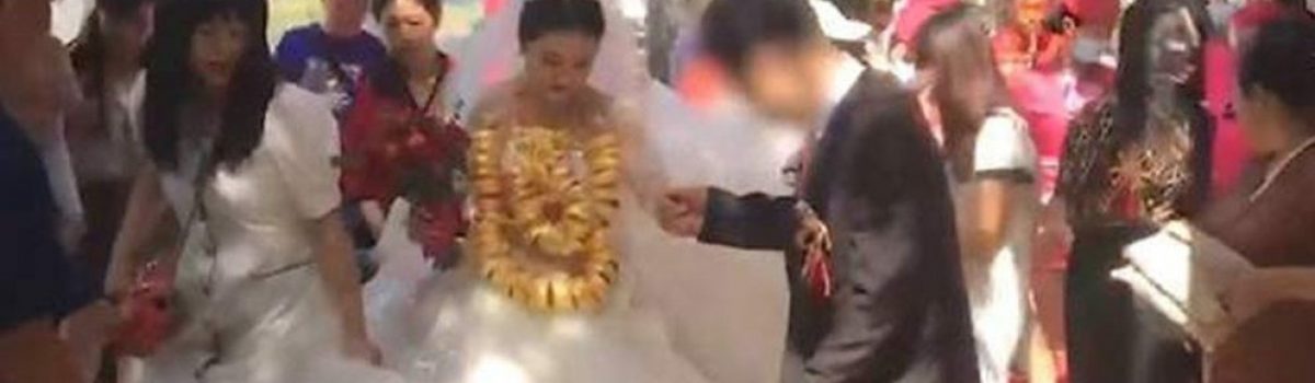 Xôn xao cộng đồng mạng: Cô dâu “gồng mình” đeo 60 vòng vàng trong ngày cưới