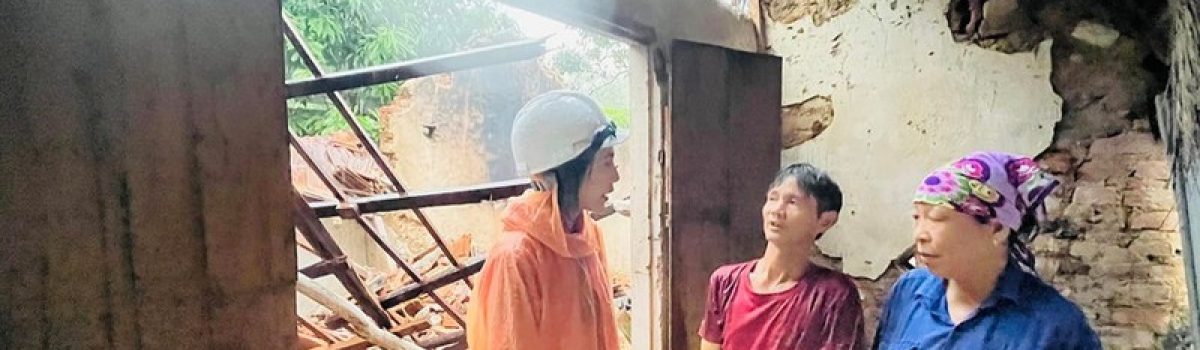 Thuỷ Tiên lội nước, dầm mưa đến Nghệ An hỗ trợ bà con vùng lũ