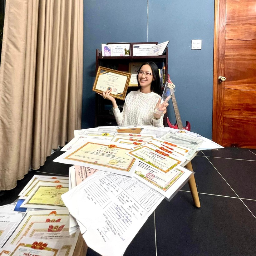 Hoa hậu Bảo Ngọc khoe bộ sưu tập giấy khen &#8216;khủng&#8217; trong thời gian đèn sách